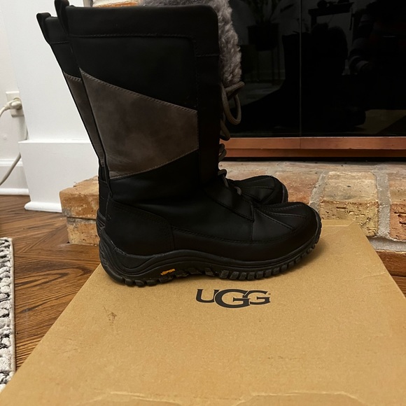 Like new Ugg boots. Super warm and hardly worn - Picture 3 of 3